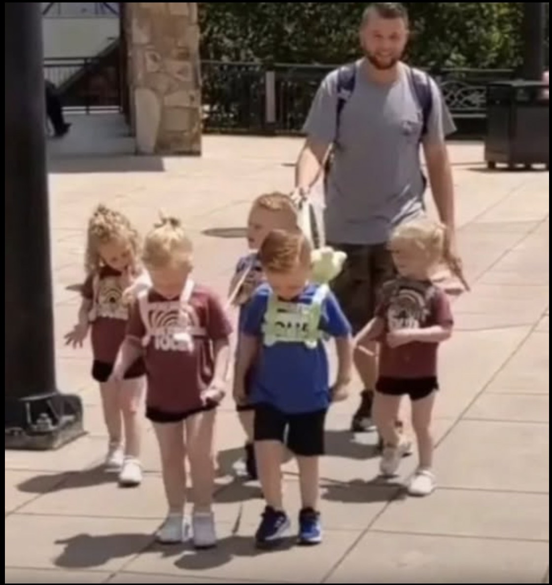 Dad gets massively shamed for putting leashes on his 5-year-old quintuplets