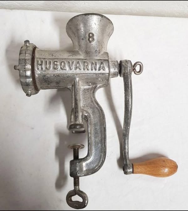 People on the internet banded together to figure out what this device actually was!