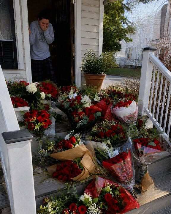I Returned From a Business Trip to 100 Roses for My Wife — Then I Found the Note Hidden Inside