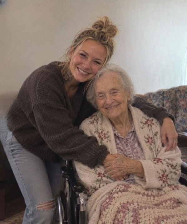 I Pretended to Be an Elderly Woman’s Granddaughter for $400 a Week—Then She Left Me a Sewing Kit With a Secret